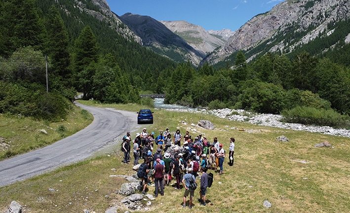 Excursion dans la vallée de la Haute Ubaye (alpes de Haute-Provence) lors des journées FRENSZ-2023 (crédit : L. Mérit, K. Mendes)